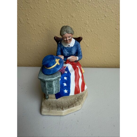 Vintage 1981 Norman Rockwell Porcelain Figure - Mending the Flag - Picture 3 of 12